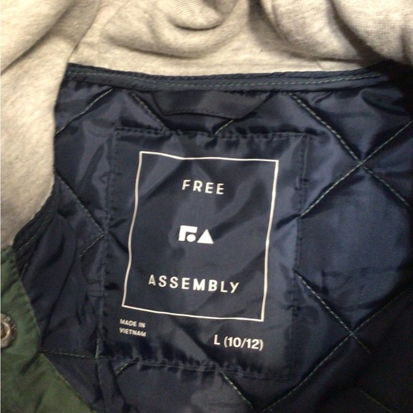 Kids Quilted Vest with Hooded Sleeves - Picture 2 of 7